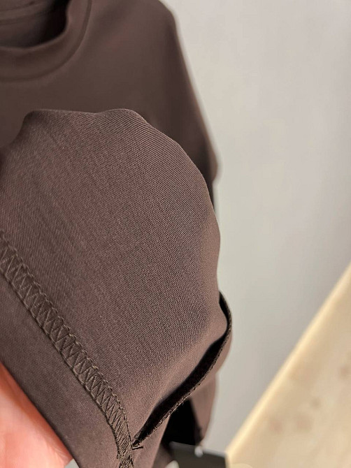 Футболка жіноча A-N 25195 однотонна базова з вишивкою собачки попереду середня довжина  one size, коричневий, one size Київ - фото 3