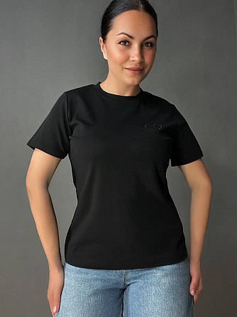 Футболка жіноча A-N 27040 базова по фігурі з вишивкою серце, чорний, one size Одеса - фото 1
