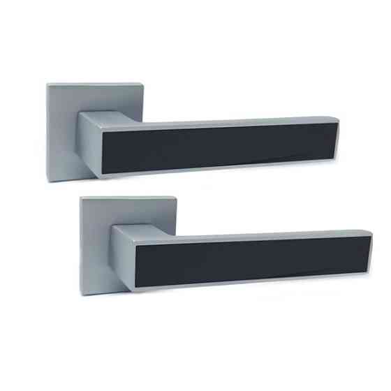 Ручка для дверей на квадратній розетці Кедр Ультра 21.810 MCP/BL хром матовий з чорною вставкою Київ