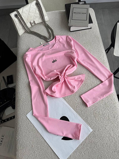 Стильный женский базовый лонгслив с надписью и вырезом под пальчик микродайвинг Барби Одесса - изображение 8