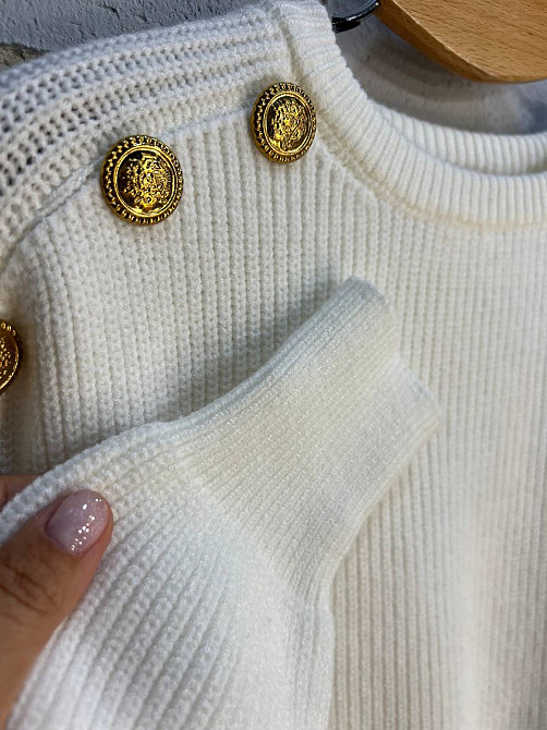 Свитер женский MIX RAY 6733 золотые пуговицы на плечах укороченный свободный, белый, one size Киев - изображение 15
