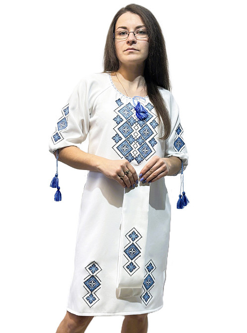 Женское белоснежное вышитое платье с синим орнаментом и поясом Киев - изображение 2