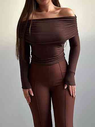 Жіночий лонгслів із відкритими плечима та витонченим драпіруванням трикотаж масло Шоколад Одеса