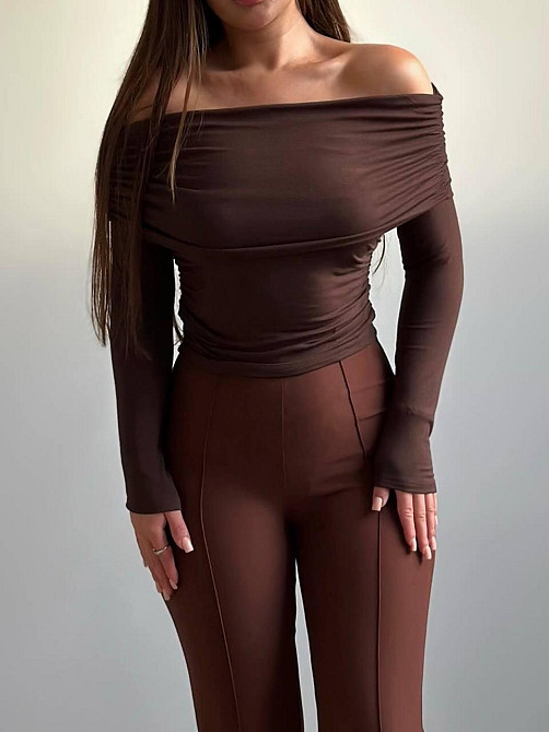 Жіночий лонгслів із відкритими плечима та витонченим драпіруванням трикотаж масло Шоколад Одеса - фото 5