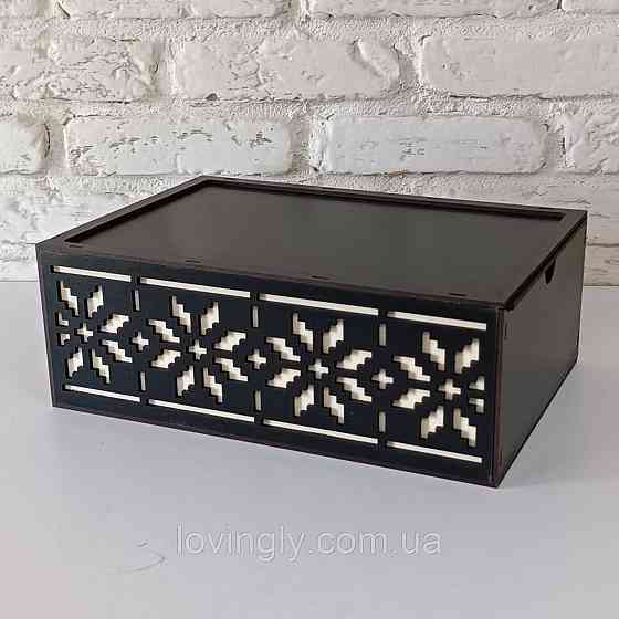 Подарункова коробка чорного кольору з орнаментом  29/20/10 см Ірпінь