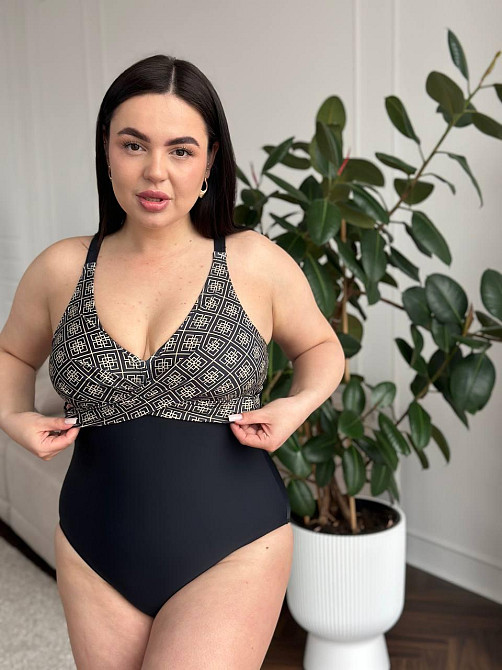 Женский купальник слитный большого размера с принтом plus size с поролоновыми чашками на бретельках бифлекс черный Одесса - изображение 4