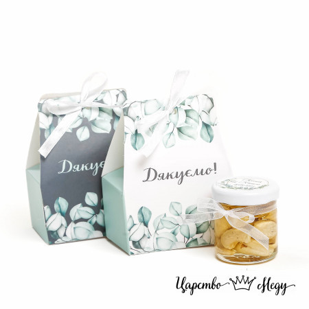 Свадебные бонбоньерки для гостей от жениха и невесты с медом и фундуком. 