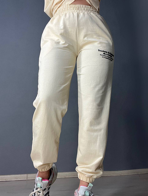 Костюм жіночий CAPPITONE 3161 оверсайз футболка та джогери з написом бежевий, бежевий, L Київ - фото 7