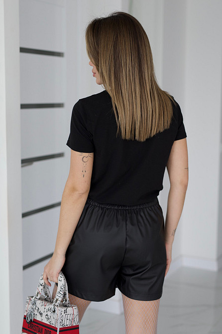 Кожаная мини юбка-шорты на запах 