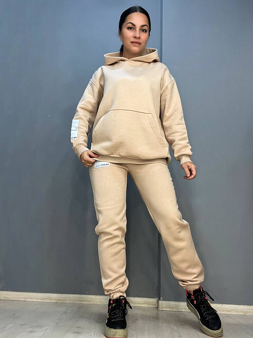Женский костюм ENJOY 2920 худи с капюшоном брюки резинка нашивка утепленный флис бежевый, бежевый, M Киев - изображение 1