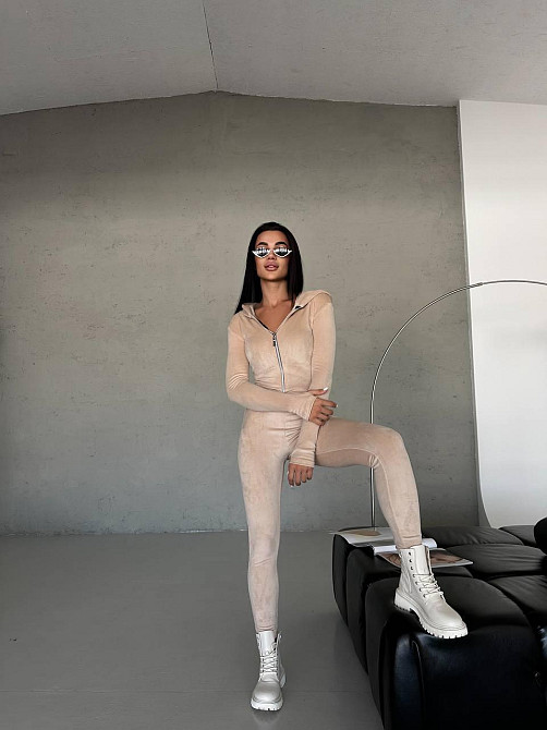 Женский облегающий комбинезон с вышивкой и камушками на спинке турецкий велюр Одесса - изображение 3