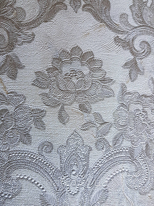 Шпалери метрові вінілові на флізелін Grandeco Poem вензелі структурні сріблясті на бежево сіро білому Київ - фото 3