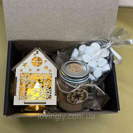 Новорічний подарунок жінці з гарячим шоколадом і дерев’яним будиночком з підсвіткою Ірпінь