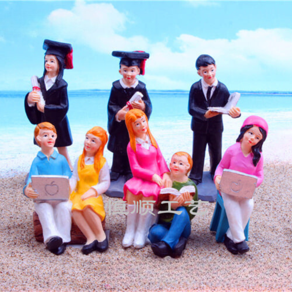 Декоративні фігурки Учні для міні-саду, флораріуму, мініатюри, моделювання, пісочного столу. Полістоун Студетка у рожевому капелюху на стільці з ноутб Одеса - фото 1