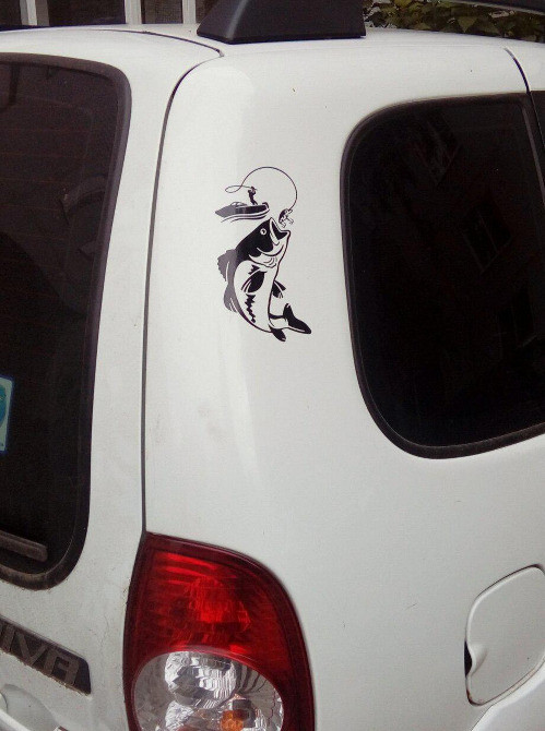 Наклейка на авто Рибак з великою рибою Чорна Київ - фото 2