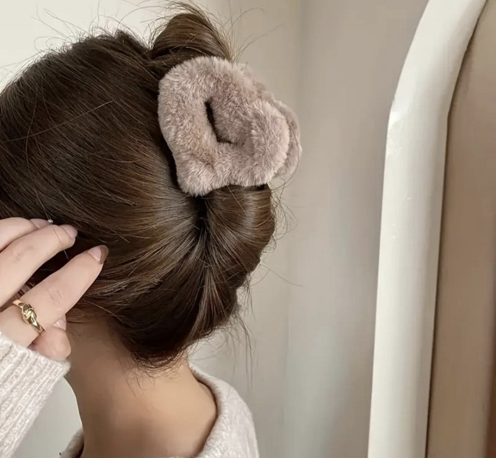 Шпилька крабік із хутра 