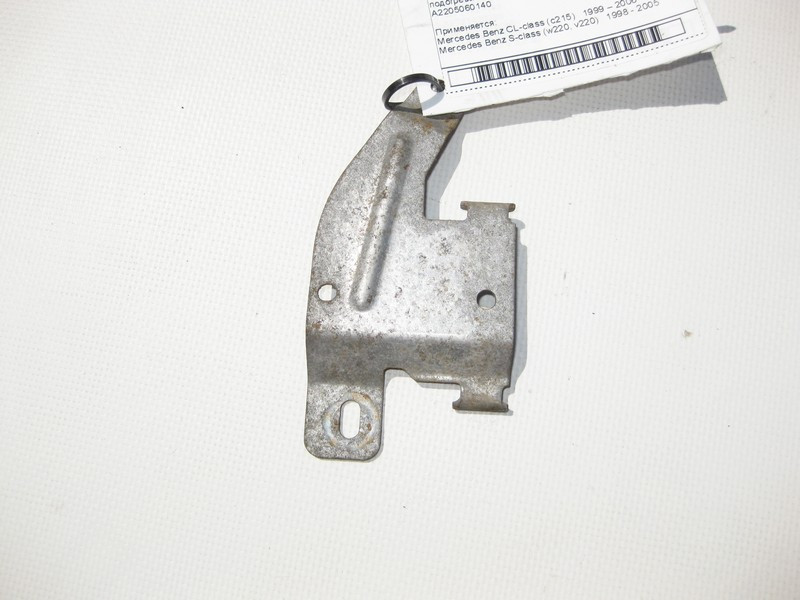 Mercedes-Benz  A2205060140 Кронштейн паливного насоса додаткового підігрівача S-Class W220 CL C215 Одесса - изображение 3