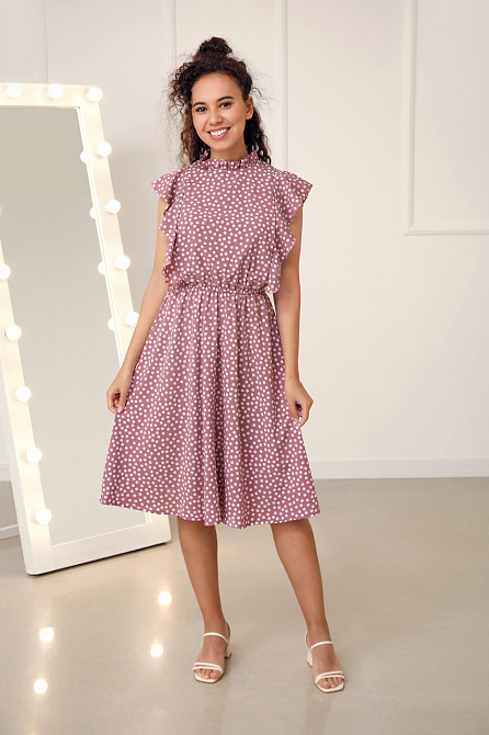 Платье в горошек с воланами 