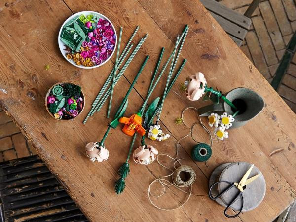 Конструктор LEGO Botanicals Букет квітів 756 деталей (10280) Харків - фото 8