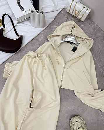 Женский практичный костюм с укороченной кофтой с капюшоном на молнии и свободных брюк палаццо двунитка Кремовый Одесса
