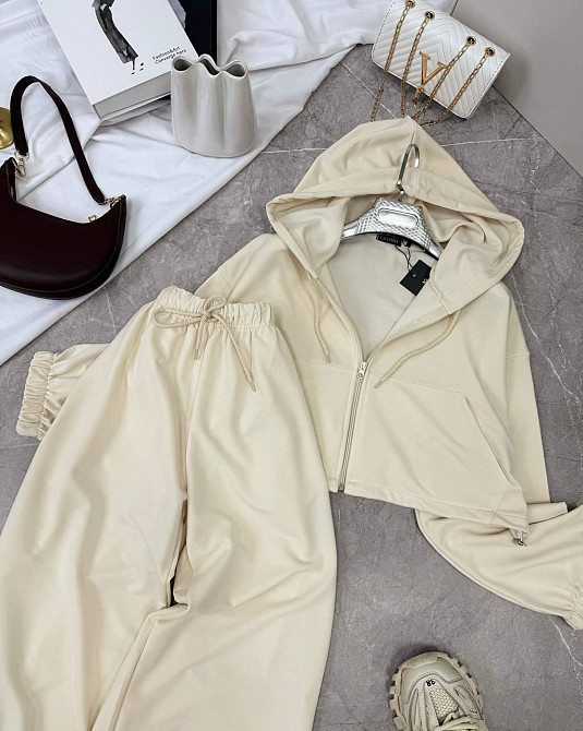 Женский практичный костюм с укороченной кофтой с капюшоном на молнии и свободных брюк палаццо двунитка Кремовый Одесса - изображение 2