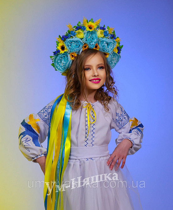 Детское вышитое платье с ласточками 