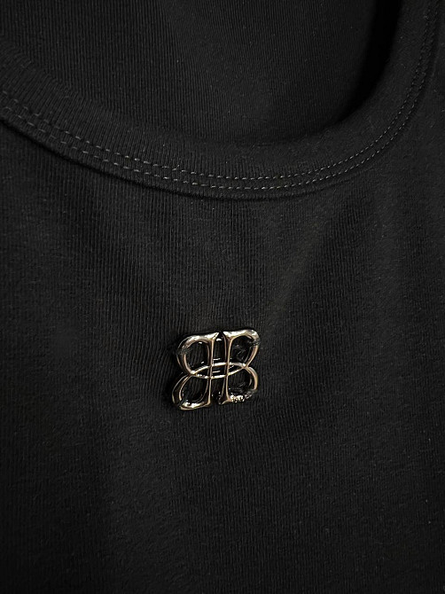 Майка женская A-N 25001 с широкими бретелями и металлическим значком буквы, черный, one size Киев - изображение 7