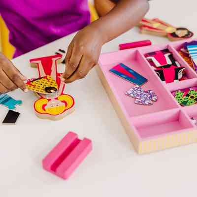 Развивающая игрушка Melissa&Doug Магнитная одевалка средняя Эбби и Эмма (MD14940) Винница