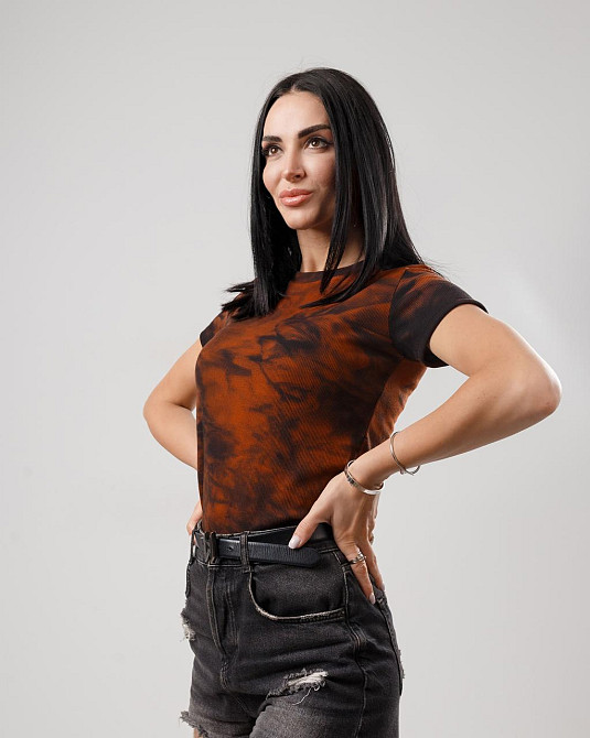 Жіноча футболка з ефектом тай-дай "Storm" оптом від виробника | Норма | Розпродаж моделі Теракотовий, 42-44 Київ - фото 1