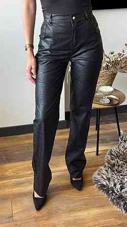 Женские прямые брюки из экокожи с тиснением под крокодила Черный, 44/46 Одесса