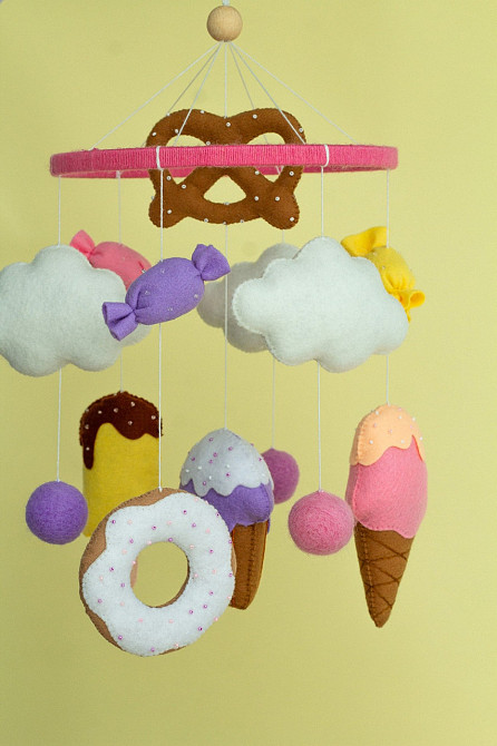 Дитячий мобіль на ліжечко для немовлят ручної роботи WooolyWool «Солодощі» Київ - фото 5