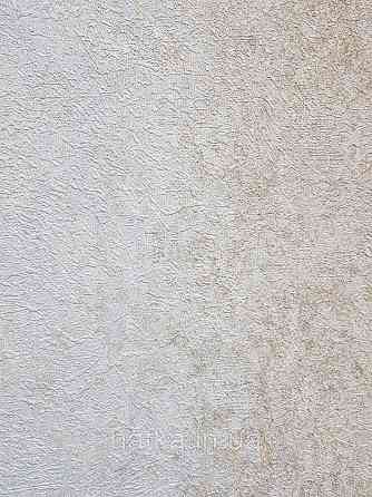 Шпалери вінілові на флізеліні Grandeco Anastasia метрові смуги розмиті під штукатурку пісочні білі срібло Київ