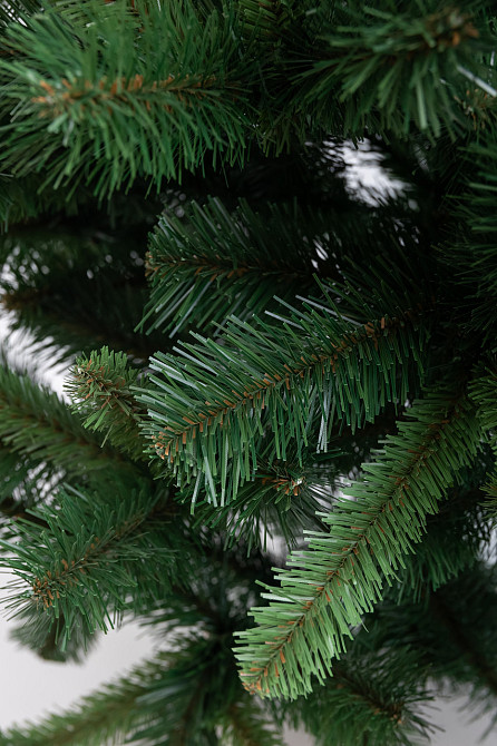 Зелена штучна ялинка 1,4 м для святкового декору Київ - фото 2