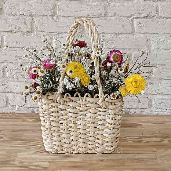 Букет из натуральных сухоцветов в плетеной корзинке 