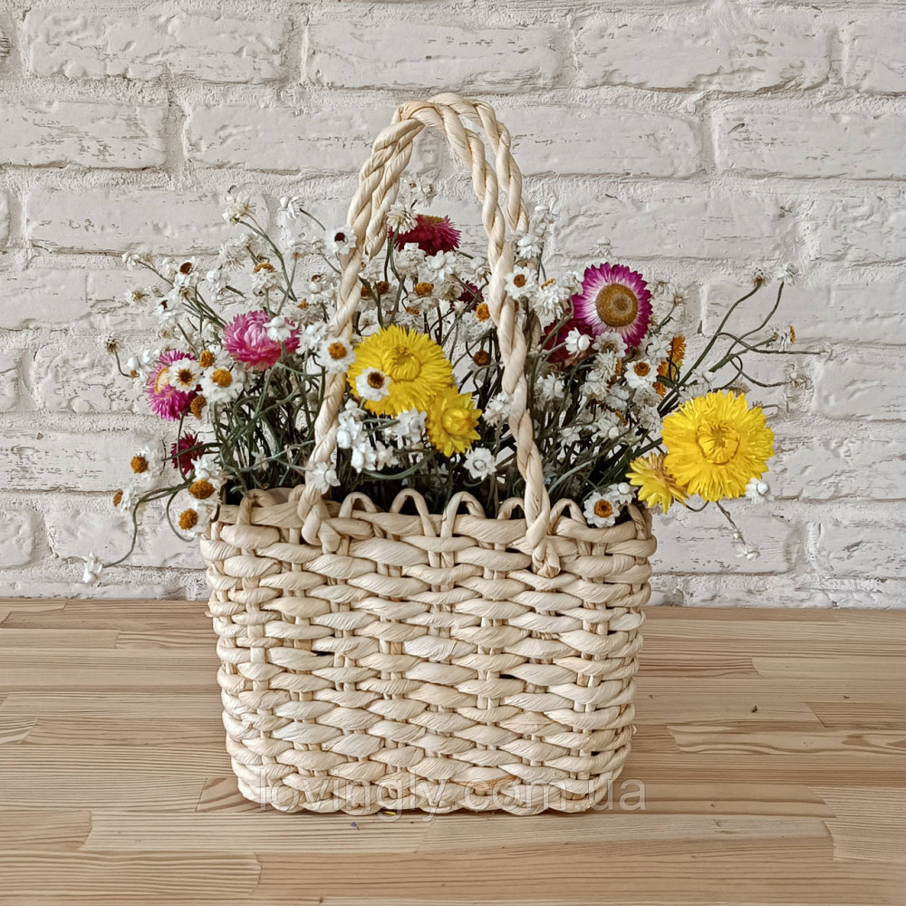 Букет из натуральных сухоцветов в плетеной корзинке 