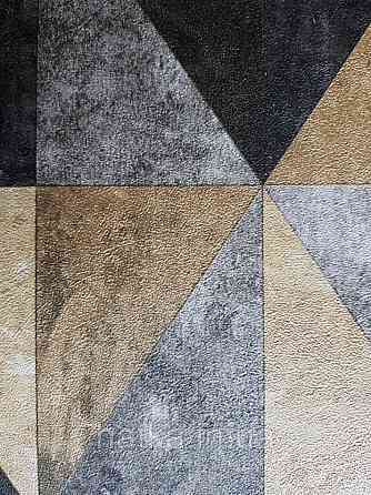 Шпалери флізелінові Decoprint Essentials EE22566 геометричні фігури 3д трикутники золотисті сірі чорні Київ