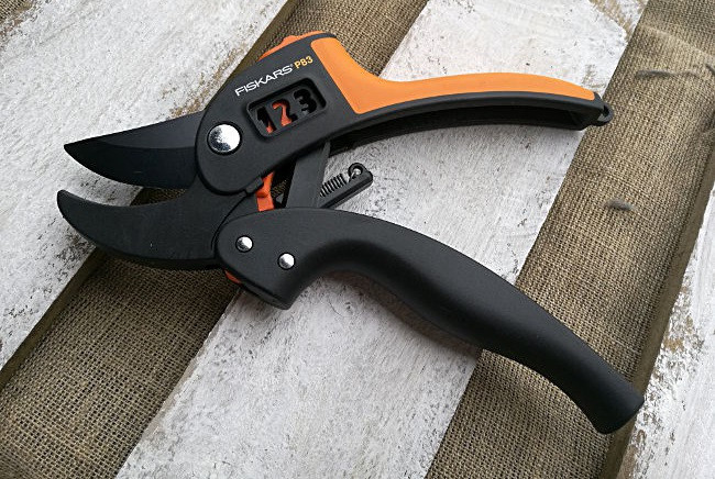 Контактний Секатор з храповим механізмом PowerStep™ Fiskars P83 (111670/1000575) Нововолинськ - фото 2