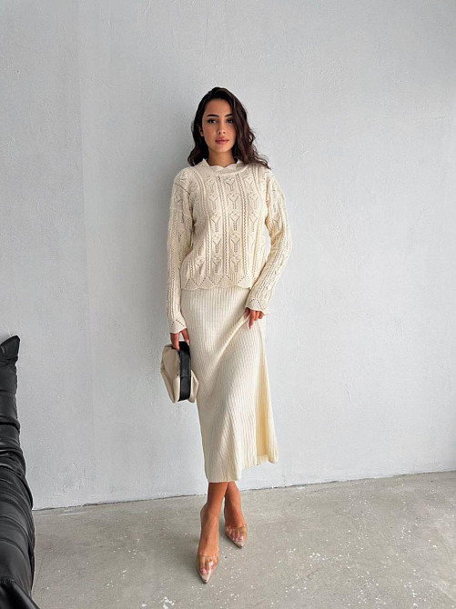 Жіночий теплий елегантний костюм: светр і плаття машинне в'язання Молочний Одеса - фото 1