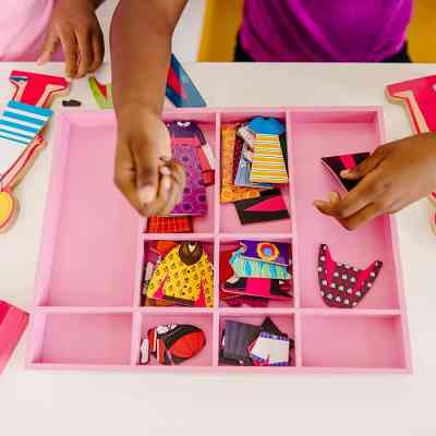 Развивающая игрушка Melissa&Doug Магнитная одевалка средняя Эбби и Эмма (MD14940) Винница