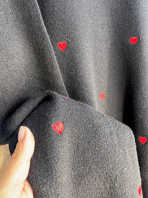 Свитер женский A-N 7075 оверсайз широкий вышитые сердца, черный, one size Одесса - изображение 5