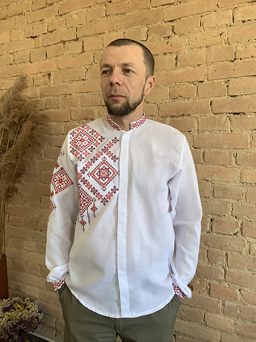 Сучасна біла чоловіча вишиванка на ґудзиках. Київ - фото 2