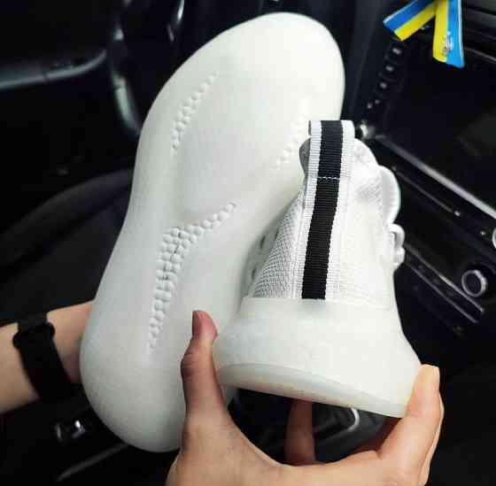 Кросівки Adidas Білі Чоловічі Адідас Ізі Boost Літні Сіточка (розміри: 41,42,43,44,45) Дніпро