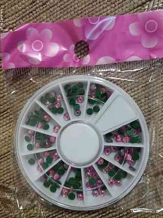 Різнокольорові стрази на нігті Київ