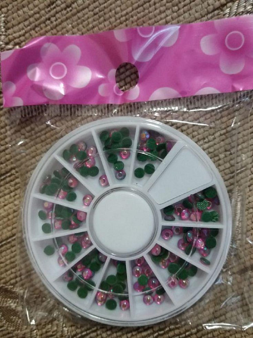 Різнокольорові стрази на нігті Київ - фото 1