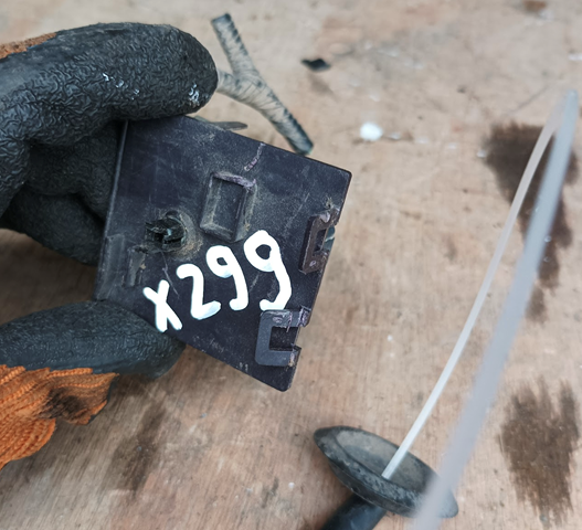 68140743AC замок люка бензобака, обломане кріплення Коломыя