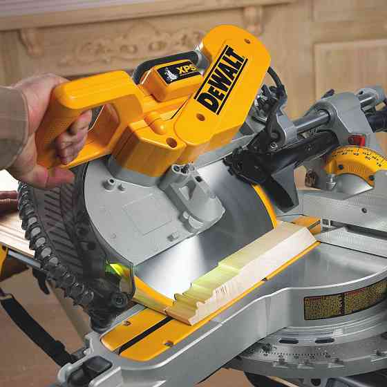Ручна настільна торцювальна пила по дереву DeWALT DWS780 : 1675 Вт, глибина різу 112мм, круг 305 мм Київ