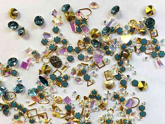 Стрази Swarovski мікс різні розміри і форми + формочки різних форм (1400 шт) АВ , сині й лілові. Київ