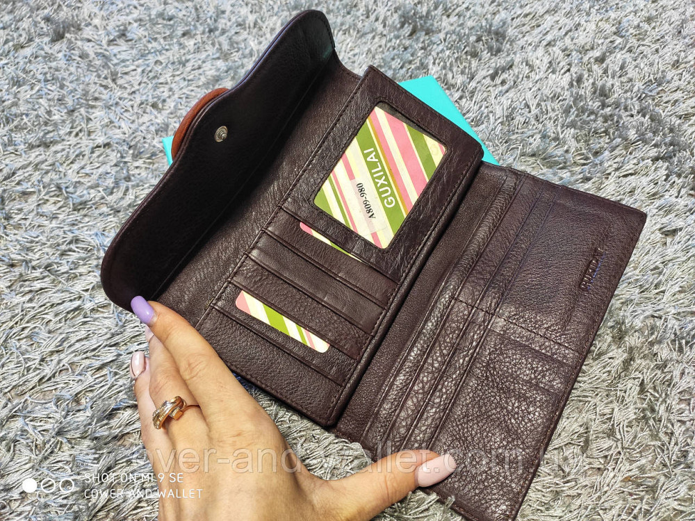 Коричневий жіночий гаманець із натуральної шкіри з хлястиком на кнопці Guxilai Київ - фото 3
