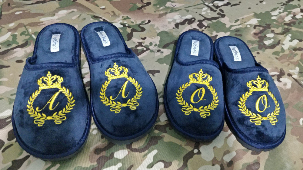 Брендовані тапочки під замовлення, Виготовлення тапочок з логотипом, нанесення логотипу Джинс Одеса - фото 1