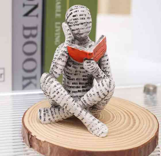 Фігурка жінки, що читає, із смоли – універсальний декор для книжкової полиці | Подарунок для книголю Київ
